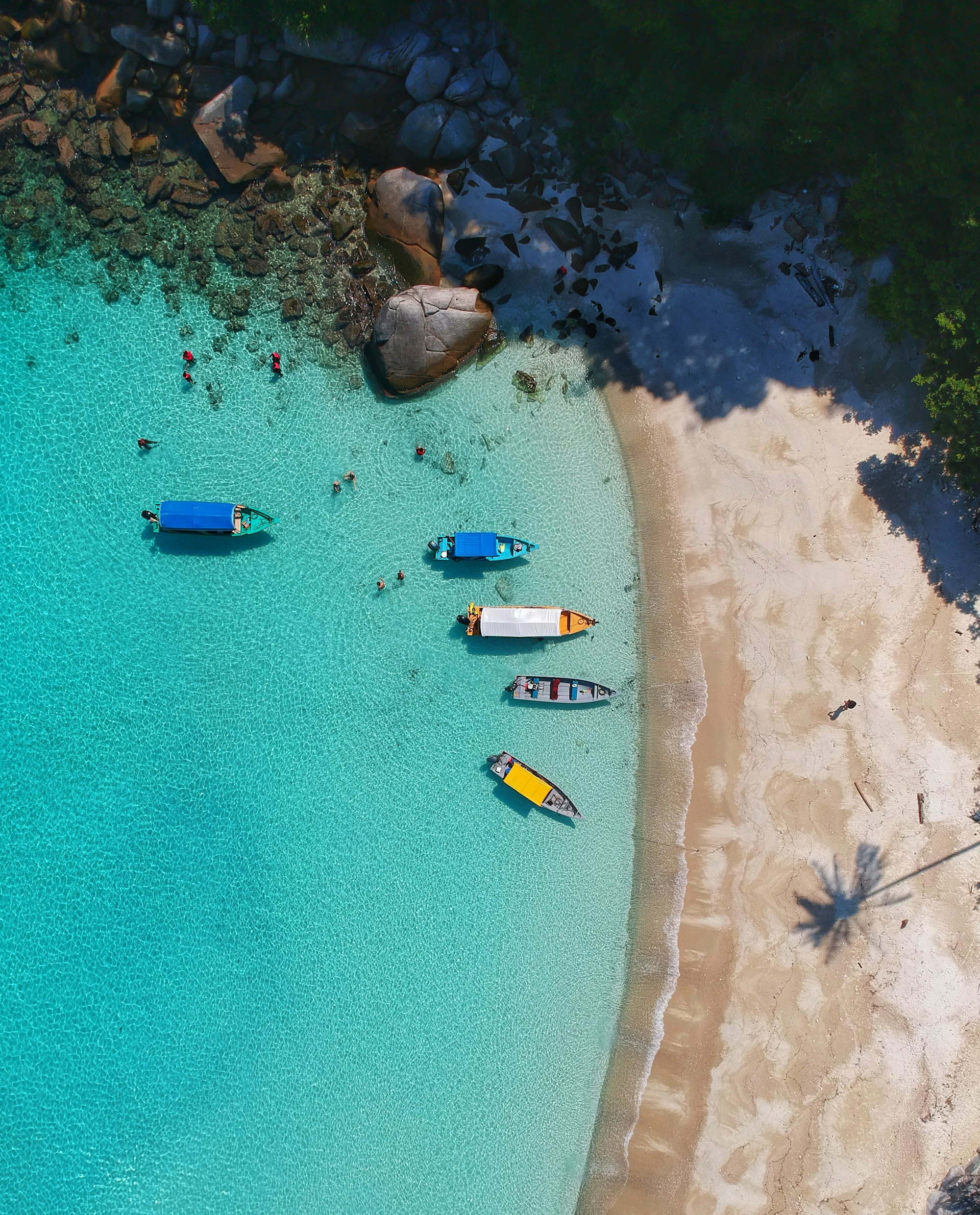 Ege'nin sakin koyunda zamansız bir kaçış. — gün batımında resort koyu